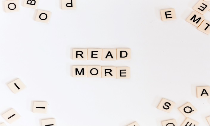 Napis "READ MORE" ułożony z kostek gry Scrabble
